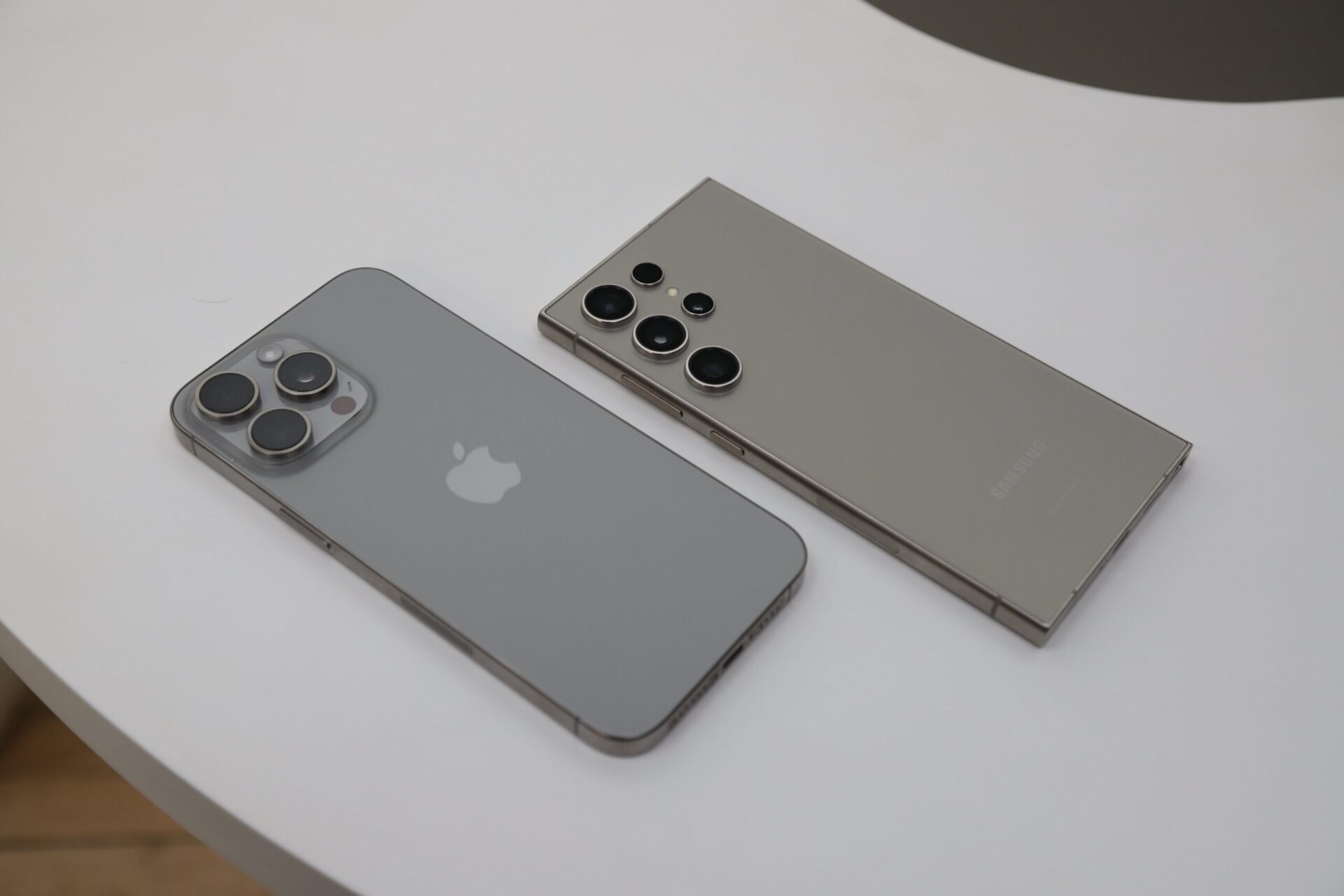 Galaxy S24 Ultra vs iPhone 15 Pro Max : performances, photo, prix… Quel est le meilleur smartphone ?