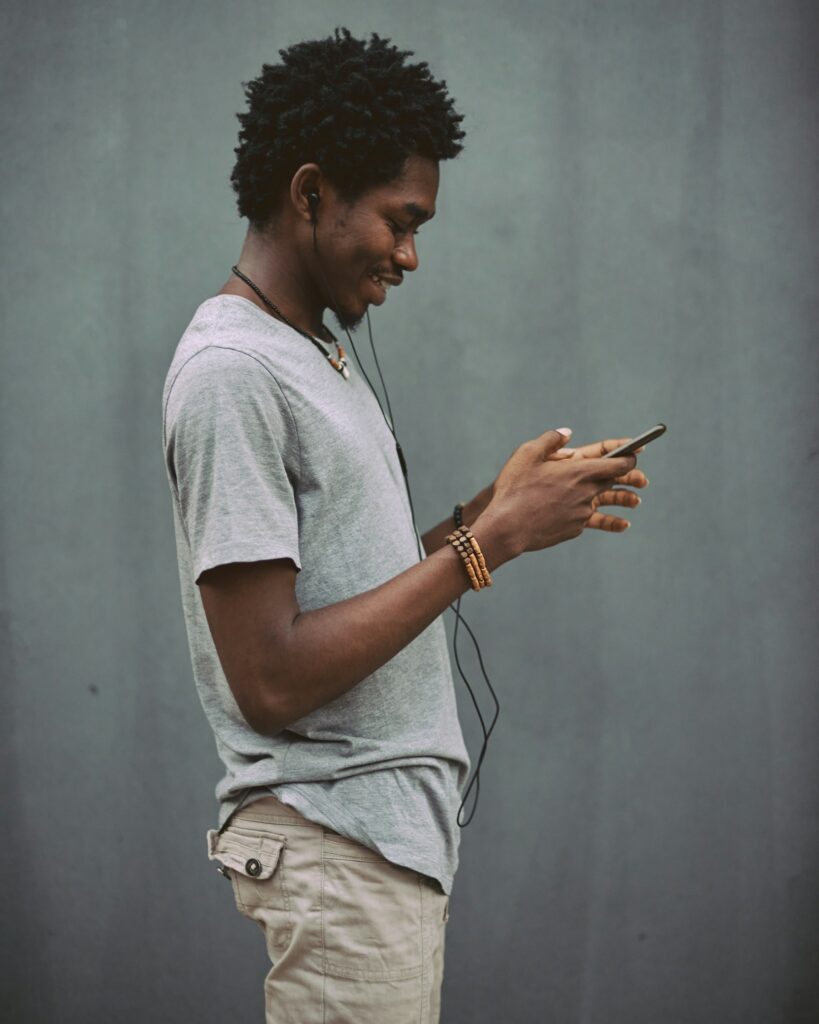 Numérique : les jeunes Camerounais et leurs usages des réseaux sociaux, vidéos, IA, etc.