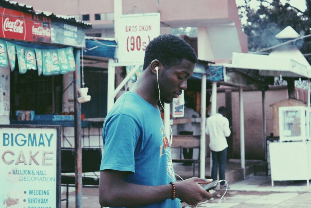 Numérique : les jeunes Camerounais et leurs usages des réseaux sociaux, vidéos, IA, etc.