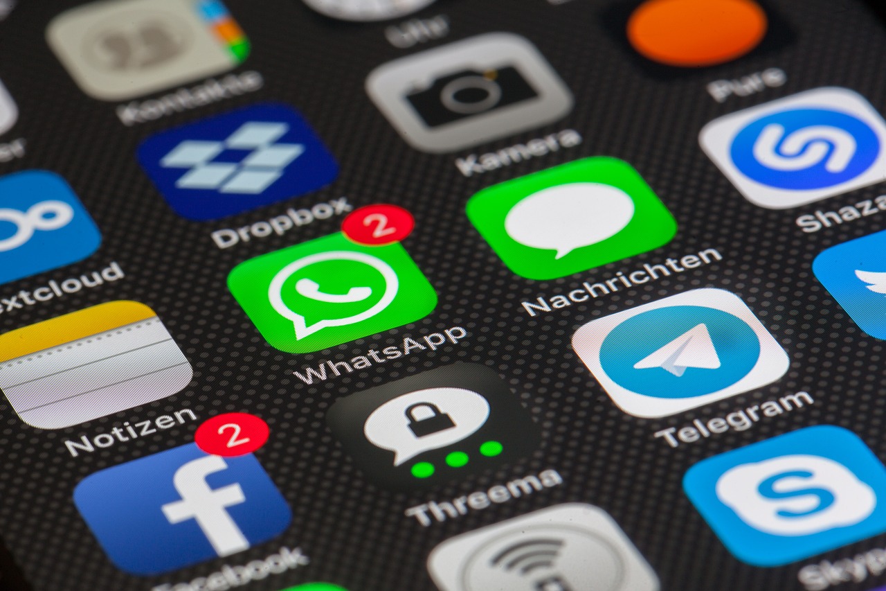 Réseaux sociaux : près de 500 faux comptes de personnalités publiques fermés