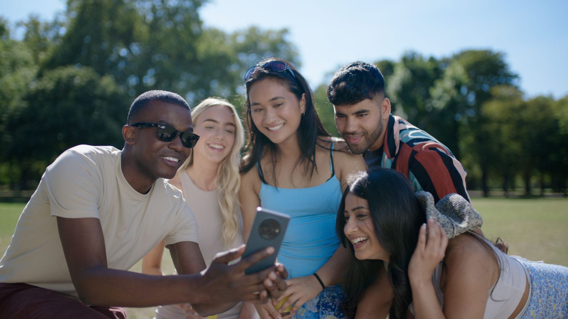 TECNO dévoile au MWC 2024 de Barcelone sa technologie de couleur multi-teinte, une référence dans l'industrie, marquant ainsi une avancée majeure dans l'inclusion du portrait mobile. Barcelone, 26 Février 2024 – La marque de technologie innovante TECNO a officiellement annoncé sa technologie de couleurs multi-teintes révolutionnaire au MWC Barcelona 2024. La carte de couleurs multi-teintes établit une nouvelle référence pour l'imagerie multi-teintes avec la base de données de teintes de peau la plus grande et la plus précise de l'industrie, qui pourrait aider davantage l'algorithme de la technologie Universal Tone de TECNO à ajuster la précision de chaque teinte de peau dans chaque capture, réalisant ainsi une plus grande inclusivité des portraits mobiles. Les participants au MWC Barcelona 2024 pourront découvrir cette dernière avancée de la technologie Universal Tone de TECNO en personne sur le stand de la marque, 6B11, Hall 6, Fira Gran Via. Pendant trop longtemps, la technologie du portrait mobile a été biaisée en raison de l'absence d'indicateurs d'évaluation objectifs et de normes d'inspection pour la mesure de multiples teintes de peau. Pour remédier à ce problème, la technologie de couleur multi-teintes de TECNO a utilisé des méthodes de collecte de couleurs de peau de standard internationales pour recueillir 2 838 points de données spectrales de couleur de peau. Après une analyse rigoureuse du regroupement des couleurs de peau, des couleurs limites et de la division des couleurs intermédiaires dans l'espace CIELAB, TECNO a établi 268 types de patchs de couleur de peau sur la base de cette vaste base de données spectrale de la peau. Le résultat de cette innovation est la base de données de teintes de peau la plus vaste et la plus complexe de l'industrie à ce jour. La technologie de couleurs multi-teintes de TECNO sera utilisée pour évaluer la précision des couleurs des différentes images de teintes de peau capturées et affichées, ainsi que pour affiner les algorithmes de la technologie d'imagerie multi-teintes d'Universal Tone, y compris l'algorithme de restauration des couleurs de peau et l'algorithme d'amélioration de la couleur de la peau. Cette avancée permet à TECNO d'améliorer encore la précision de chaque couleur de peau, en fournissant une norme de validation de pointe pour la technologie d'imagerie multi-teintes. Dr Kaida Xiao, professeur associé en sciences de la couleur et de l'imagerie à l'Université de Leeds, qui a conseillé TECNO pendant le développement d'Universal Tone, note comment ce développement peut être utilisé pour améliorer les images qu'il capture : "Pendant des années, la technologie de l'imagerie n'a pas pris en compte la diversité des teintes de la peau. Bien que l'IA promette beaucoup pour remédier à cette situation, elle est souvent formée à partir de données historiquement biaisées. La technologie de couleurs multi-teintes de TECNO résout ce problème scientifiquement en collectant des quantités massives de données non biaisées. En l'intégrant à une IA plus avancée dans le système de caméra de TECNO, TECNO a pu réellement capturer la beauté des différents teints de peau.” TECNO s'est associée à de nombreux universitaires de renommée mondiale et à des institutions influentes pour explorer l'importance de l'art du portrait inclusif. L'année dernière, l'entreprise a collaboré avec BBC StoryWorks sur le court métrage “Portrait for Everyone”, en faisant appel à des professeurs en sciences de la couleur et de l'imagerie, en technologie des médias et en sciences psychologiques et comportementales pour discuter de l'impact sociétal de la technologie Universal Tone de TECNO, la technologie d'imagerie multi-teintes de l'industrie la plus avancée à ce jour, alimentée par l'IA. En outre, grâce à des recherches universitaires approfondies, à des analyses scientifiques et à la consultation d'experts faisant autorité dans le domaine, TECNO a pu déterminer la meilleure façon d'éliminer les barrières technologiques et psychologiques qui ont un impact négatif sur l'engagement des gens dans l'art du portrait, en permettant une expérience photographique véritablement impartiale et professionnelle grâce à la technologie Universal Tone - une approche que la technologie de couleurs multi-teinte poursuit. En tant que pionnier dans le développement d'une industrie des smartphones plus inclusive, TECNO s'est engagé à rechercher de nouvelles technologies qui garantissent que la beauté de la diversité humaine est capturée avec précision. La nouvelle technologie de couleurs multi-teintes représente un nouveau pas en avant dans la mission d'Universal Tone d'assurer une plus grande inclusivité dans l'imagerie mobile, d'embrasser le caractère unique de chaque culture et de célébrer toutes les formes de beauté. Pour en savoir plus sur la technologie Universal Tone de TECNO, veuillez consulter le site suivant: https://www.tecno-mobile.com/news/detail/#/1384 Pour toute question relative aux médias, veuillez contacter pr.TECNO@TECNO-mobile.com