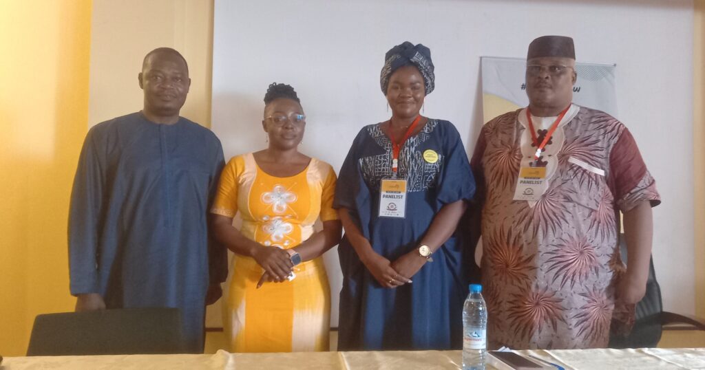 Fakes news : Le Cameroun s’engage contre les discours toxiques sur les réseaux sociaux 62 Le ministère de la Communication et le Conseil National de la Communication (CNC) au Cameroun ont uni leurs forces pour combattre la désinformation et promouvoir un environnement numérique plus sain. Cette initiative vise à sensibiliser le public aux dangers des informations erronées et à encourager la vérification des faits. Le pays aspire à créer un espace en ligne où la vérité prévaut sur la désinformation, contribuant ainsi à une utilisation responsable et éthique des médias sociaux et des plateformes en ligne.