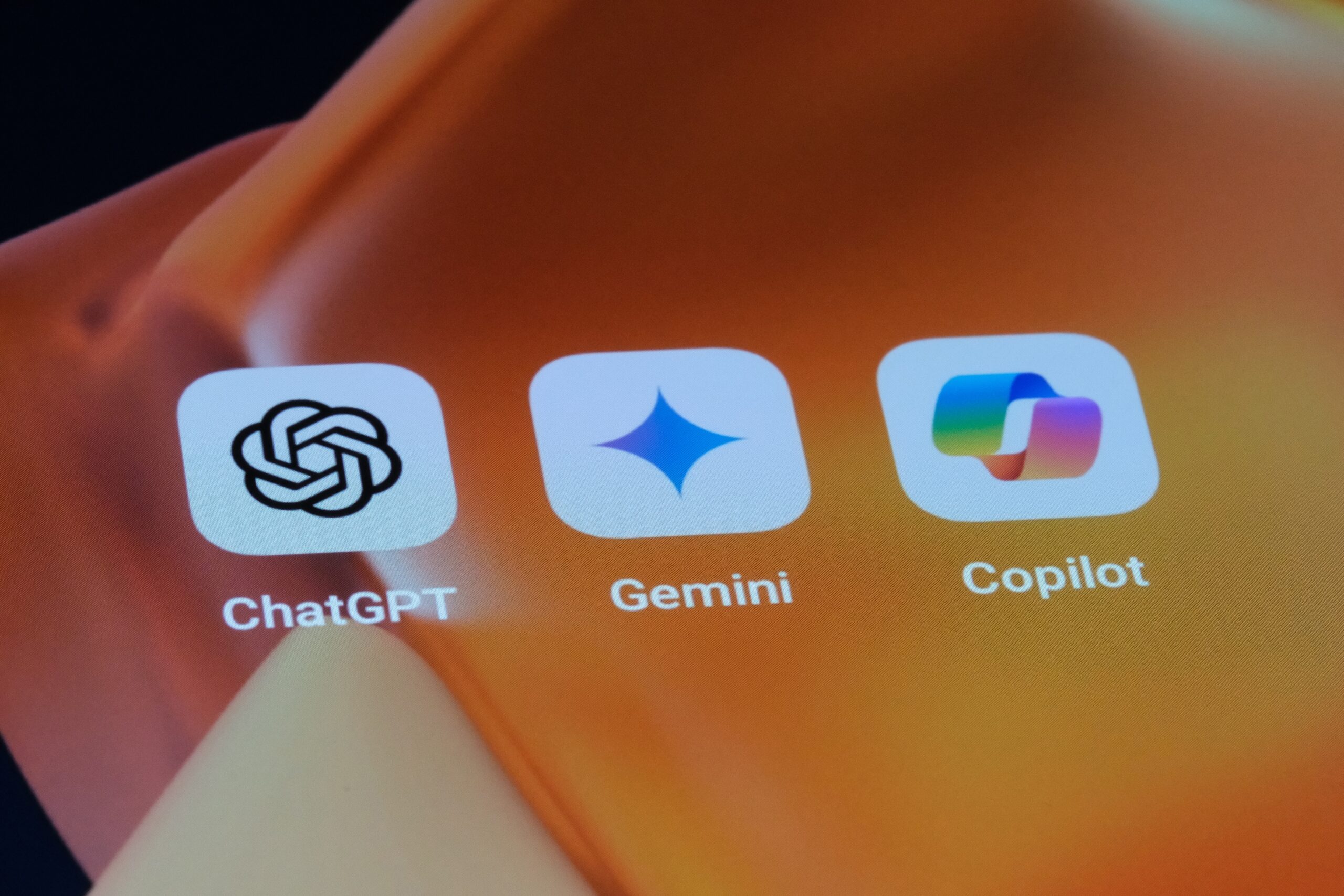 Microsoft Copilot, ChatGPT, Google Gemini et Meta AI : Les Géants de l'IA Face à Face