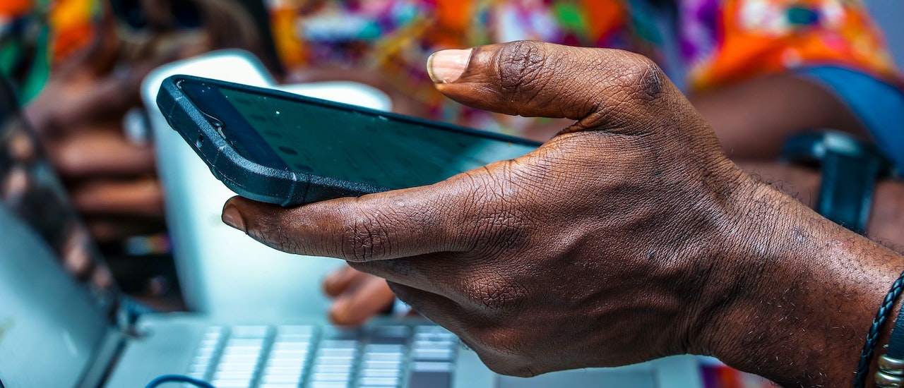 Coûts de l’Internet au Cameroun : Un Frein à la Compétitivité des Entreprises