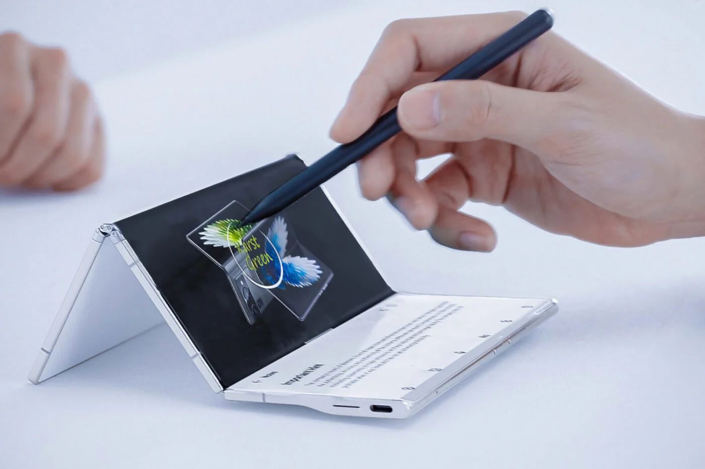 Tecno Phantom Ultimate 2 : Le Smartphone Qui Se Plie en Trois et Redéfinit l'Avenir