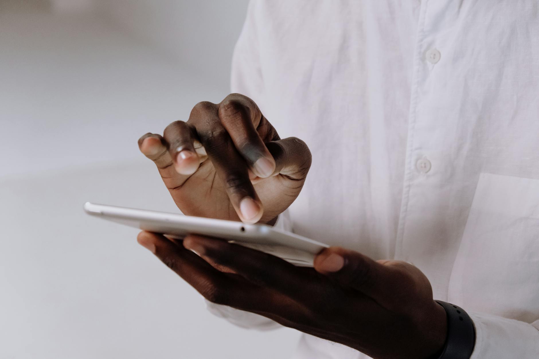 SMS : Le FBI avertit contre les risques d'espionnage et recommande Signal et WhatsApp