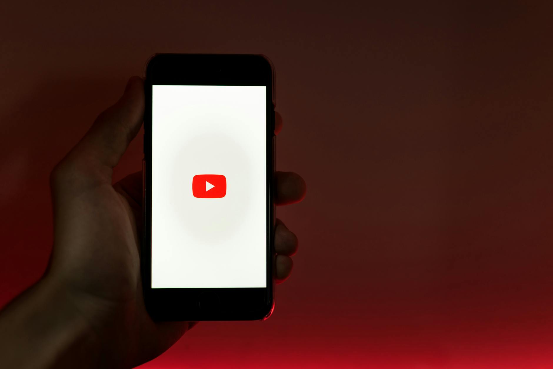 YouTube fête ses 20 ans : 5 anecdotes qui ont façonné la plateforme