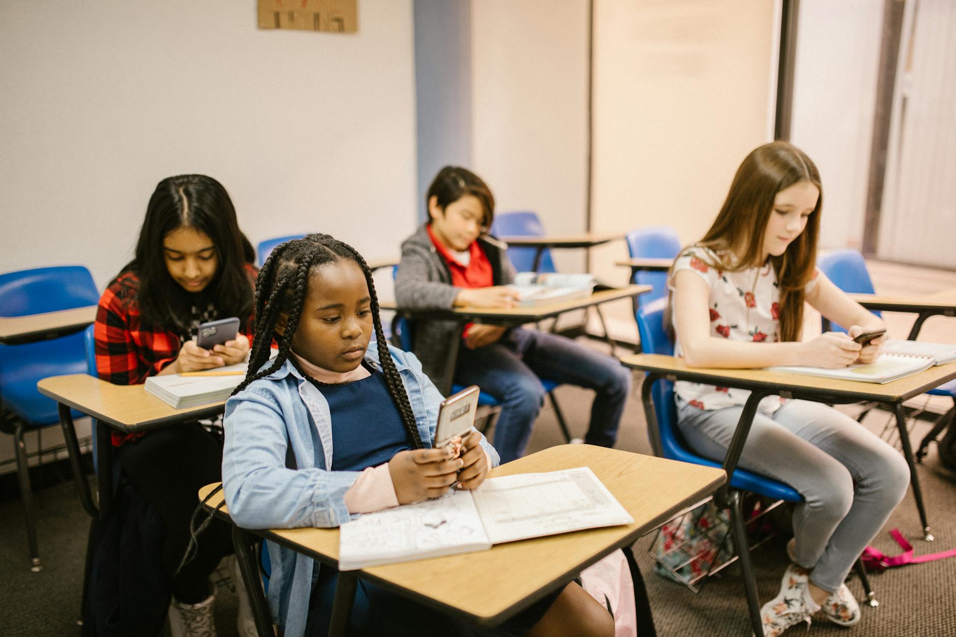 Rentrée 2025 : Les Smartphones Bannies des Collèges Français !