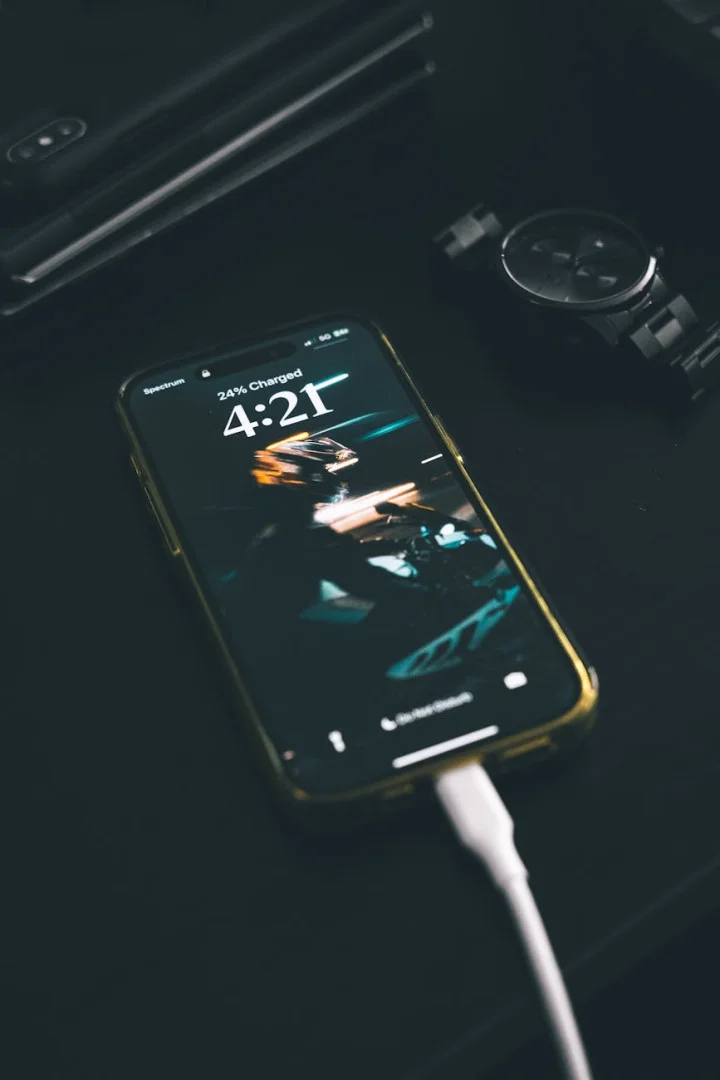 Charge par induction vs charge filaire : quel impact réel sur la longévité et la santé de votre batterie de smartphone ?