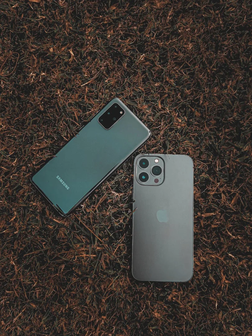 iOS 19 vs Android 15 : Le Choc des Titans qui Redéfinit l'Expérience Mobile en 2025