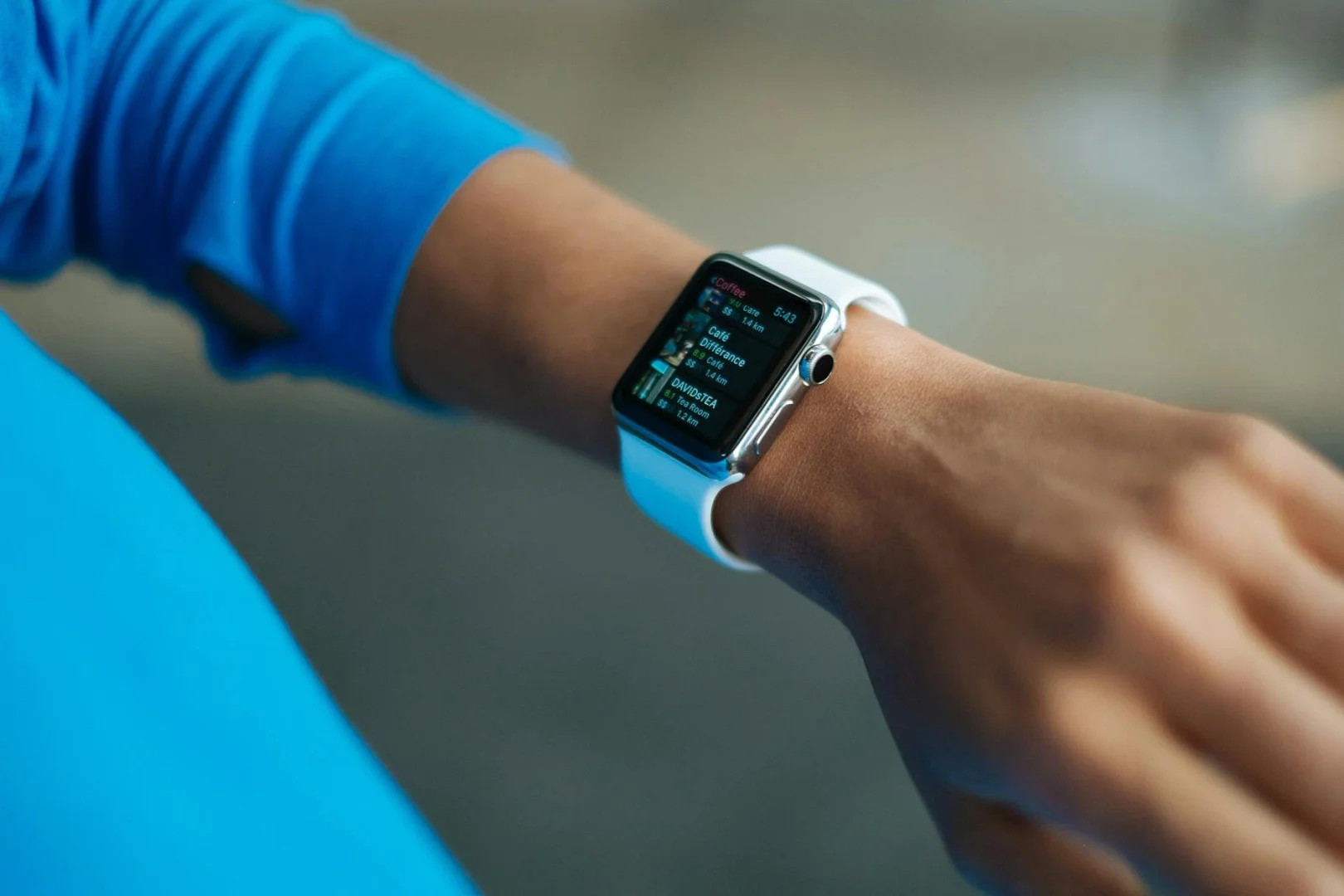 Oraimo, Tecno, Itel : Le Trio Champion des Montres Connectées Abordables au Cameroun en 2025 69 person wearing white silicone strap black smartwatch