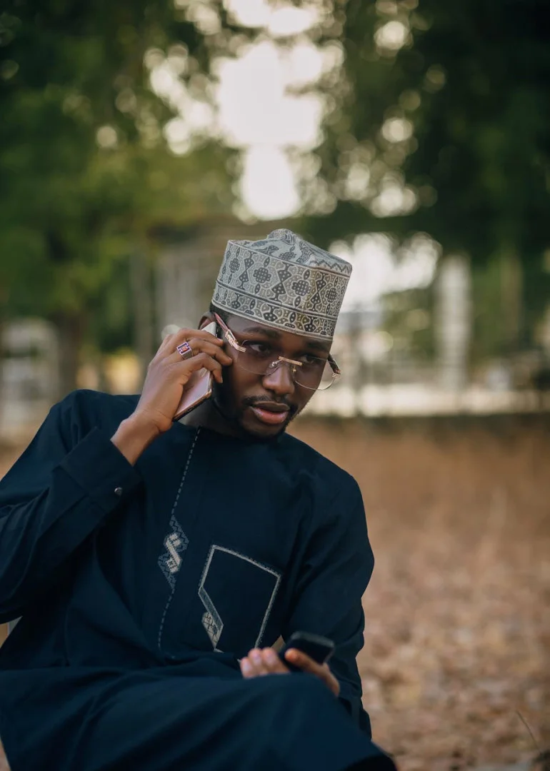 Découvrez notre sélection 2025 des meilleurs smartphones à moins de 100 000 FCFA disponibles au Cameroun. Performances, autonomie, fiabilité : suivez notre guide pour faire le bon choix sans vous ruiner.
