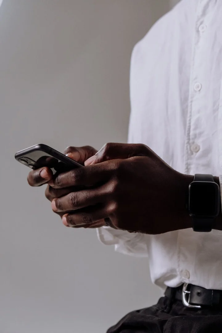 Quel smartphone pour un président africain ? En Afrique centrale, le choix du téléphone reflète des enjeux de cybersécurité, de souveraineté et de stratégie politique.