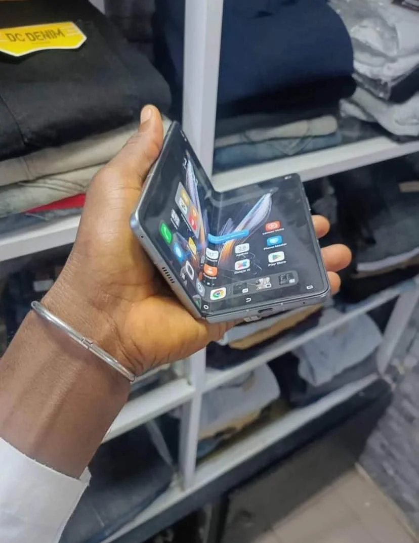 Smartphones pliables en Afrique centrale : gadget de luxe ou avenir du mobile ?
