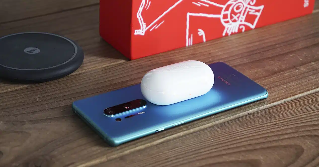 Recharge inversée : comment certains smartphones transforment leur batterie en source d’énergie