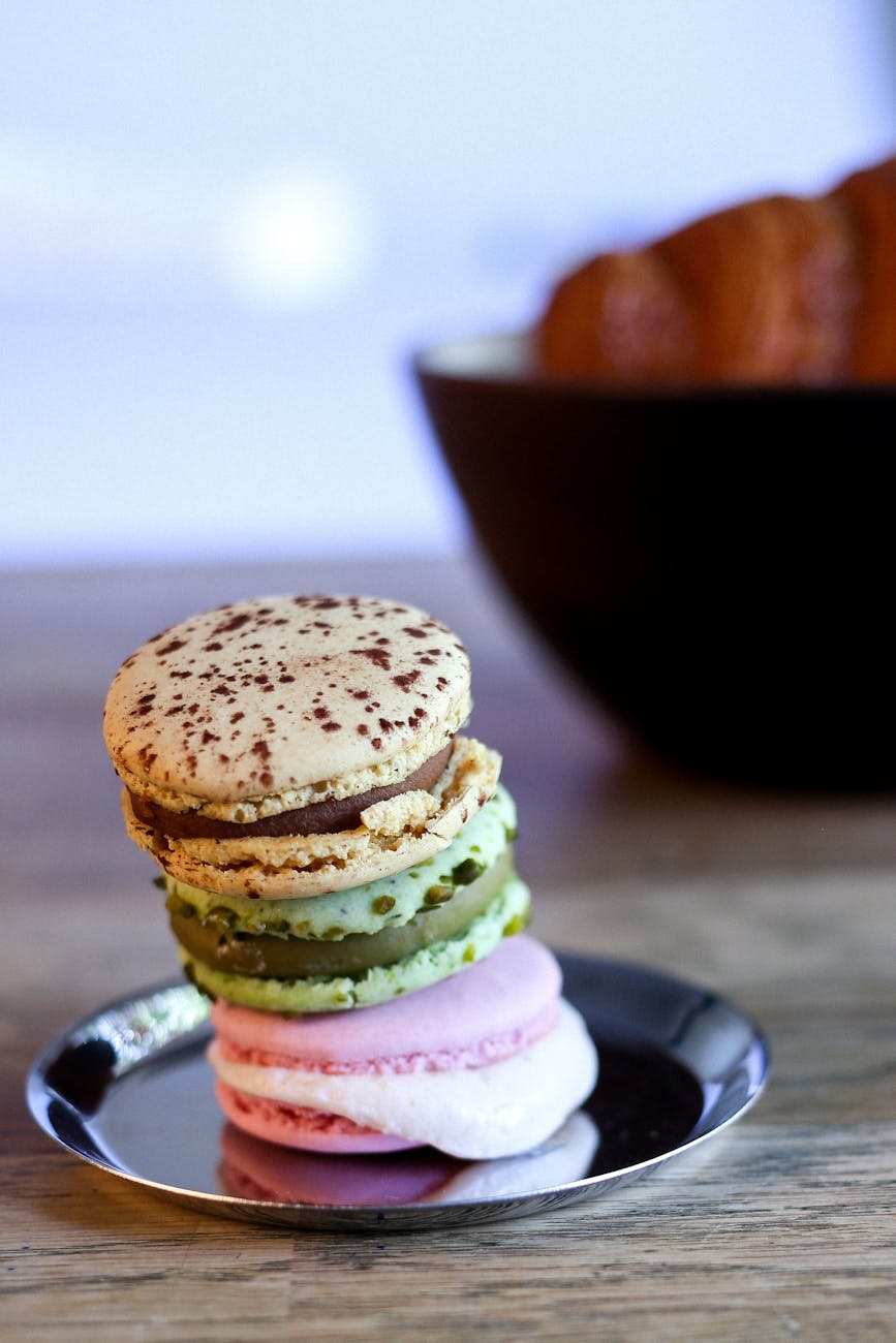 Politique en matière de cookies 61 colorful macarons on a plate in berlin cafe