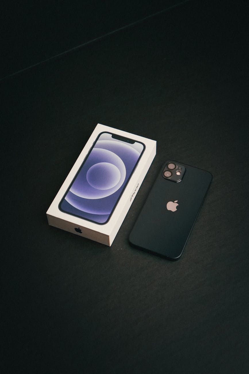 iPhone 12, cinq ans plus tard : entre héritage stylistique et essoufflement technologique 62 En 2025, l’iPhone 12 séduit encore par son design et sa longévité. Mais ses faiblesses — autonomie, connectique Lightning, absence d’IA native — limitent son attrait face à la nouvelle génération. Analyse complète.