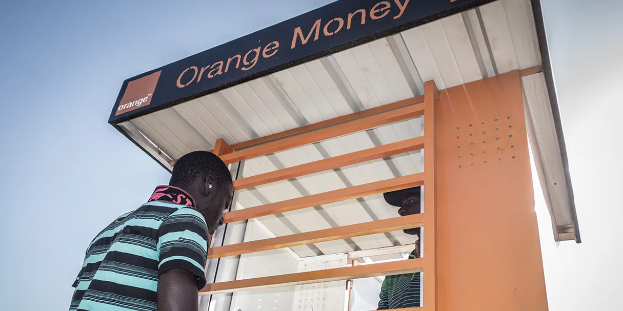 Mobile Money : le duopole Orange–MTN menacé par Wave et Blue Money