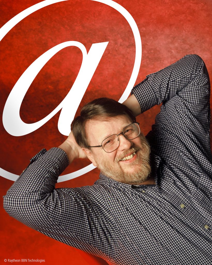 « On me demande souvent si je savais ce que je faisais. La réponse est oui, je le savais parfaitement. Je n’avais simplement aucune idée de l’impact que cela aurait », a déclaré Raymond Tomlinson à propos de son idée. Crédit : Raytheon BBN Technologies, via Associated Press