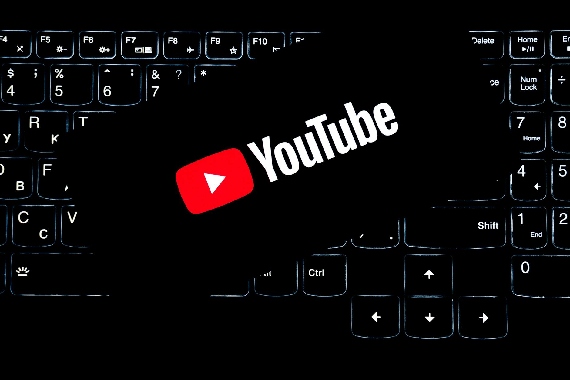 YouTube bloque l’écoute écran éteint : l’arrière-plan redevient une exclusivité Premium sur mobile
