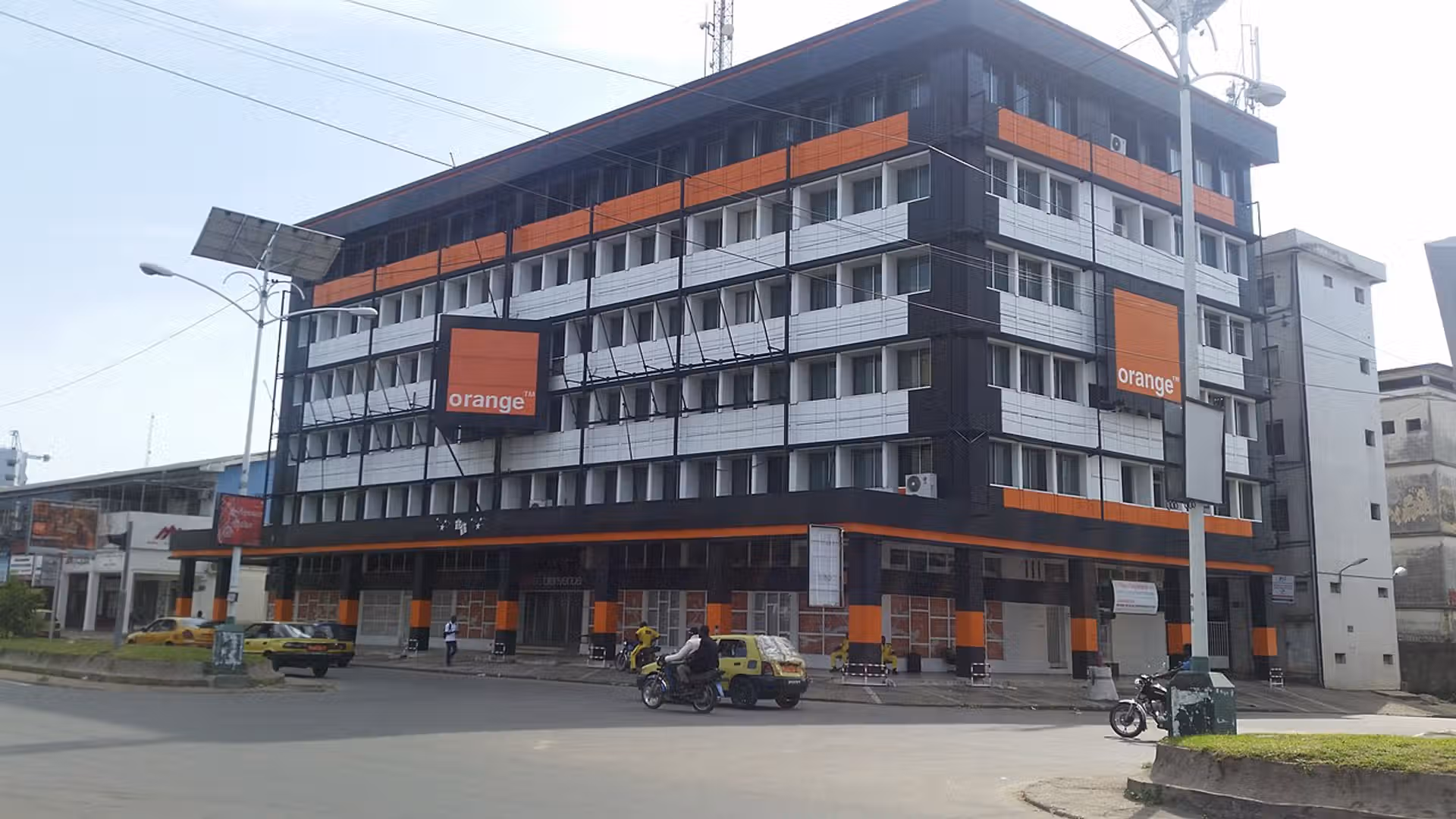 Orange Cameroun ouvre deux nouvelles agences à Yaoundé… mais le réseau reste le vrai champ de bataille