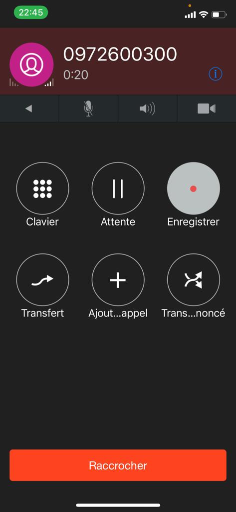 Écran de smartphone Android affichant un appel en cours avec bouton d’enregistrement de la conversation