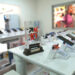 Vue intérieure de l’agence Glotelho de Drouot à Akwa, avec des smartphones exposés sur des présentoirs et un trophée commémorant les 10 ans de l’entreprise.