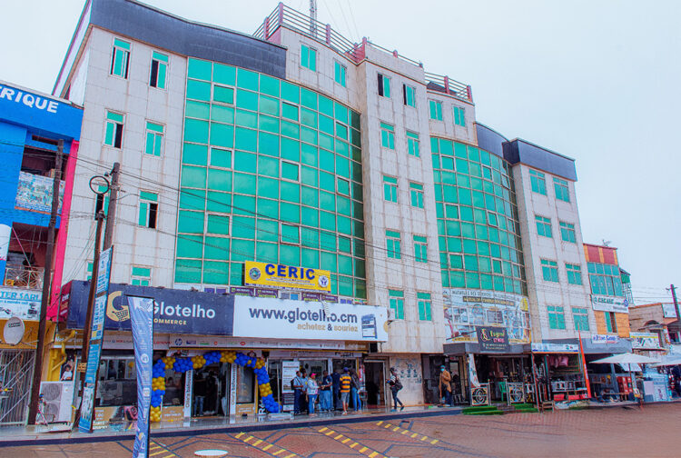 Façade de l'agence GLOTELHO de Bafoussam, située à l'immeuble Nguimatio en face de l'entrée de la cathédrale, spécialisée dans la vente de produits High-Tech et le e-commerce au Cameroun.