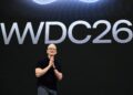 Tim Cook, PDG d’Apple, sur scène lors de la WWDC 2026 devant un écran géant affichant le logo de la conférence annuelle des développeurs d’Apple.