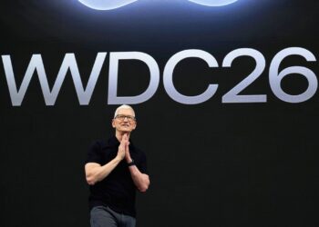 Tim Cook, PDG d’Apple, sur scène lors de la WWDC 2026 devant un écran géant affichant le logo de la conférence annuelle des développeurs d’Apple.