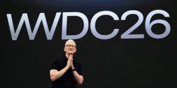 Tim Cook, PDG d’Apple, sur scène lors de la WWDC 2026 devant un écran géant affichant le logo de la conférence annuelle des développeurs d’Apple.