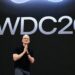WWDC 2026 : Apple s’appuie sur Gemini pour transformer Siri et accélérer sa stratégie IA 69 Tim Cook, PDG d’Apple, sur scène lors de la WWDC 2026 devant un écran géant affichant le logo de la conférence annuelle des développeurs d’Apple.