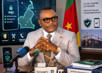 Fongod Edwin Nuvaga, Directeur général des Douanes du Cameroun, lors d'une illustration sur le dédouanement électronique des smartphones, l'IMEI et les taxes sur les téléphones portables.