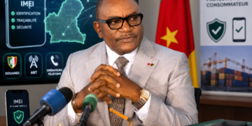 Fongod Edwin Nuvaga, Directeur général des Douanes du Cameroun, lors d'une illustration sur le dédouanement électronique des smartphones, l'IMEI et les taxes sur les téléphones portables.