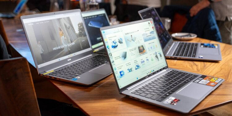 Ordinateur portable TECNO MegaBook présenté lors d'une démonstration de la gamme de PC du constructeur chinois