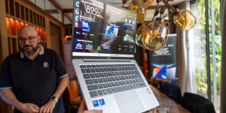 Ordinateur portable TECNO MegaBook présenté lors d'une démonstration de la gamme de PC du constructeur chinois