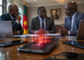 Illustration d'un smartphone affichant une alerte de surveillance au premier plan, tandis que des responsables télécoms et gouvernementaux discutent lors d'une réunion sur le blocage des téléphones non dédouanés au Cameroun.