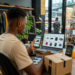 Jeune Camerounais réalisant des achats en ligne via smartphone, illustrant l'essor du e-commerce, de WhatsApp et du Mobile Money au Cameroun.