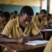 Jeune candidat africain composant dans une salle d'examen, illustration des enjeux liés aux fuites d'épreuves aux examens du GCE 2026 au Cameroun.