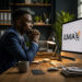 Professionnel africain observant le logo Jumia sur un écran d'ordinateur dans un bureau moderne, illustrant les enjeux du commerce électronique en Afrique.