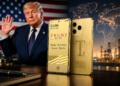 Donald Trump aux côtés du smartphone Trump Mobile T1, un appareil doré présenté comme un symbole de souveraineté industrielle américaine dans un contexte de débat sur l'origine de ses composants.