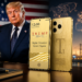 Donald Trump aux côtés du smartphone Trump Mobile T1, un appareil doré présenté comme un symbole de souveraineté industrielle américaine dans un contexte de débat sur l'origine de ses composants.