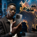 OnePlus quitte l'Europe : pourquoi la marque s'efface et ce que cela change pour l'Afrique 69 Jeune utilisateur africain tenant un smartphone OnePlus devant une carte stylisée de l'Europe et de l'Afrique, illustrant le retrait de la marque des marchés européens et nord-américains et ses conséquences pour l'Afrique.