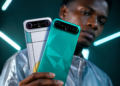 Jeune homme africain présentant deux TECNO CAMON Slim avec module photo arrière et mini-LED