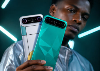 Jeune homme africain présentant deux TECNO CAMON Slim avec module photo arrière et mini-LED