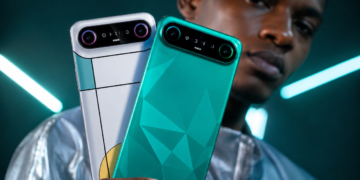 Jeune homme africain présentant deux TECNO CAMON Slim avec module photo arrière et mini-LED
