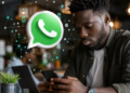 WhatsApp prépare la fin du numéro de téléphone comme identité : pourquoi les noms d'utilisateur vont tout changer 71 Un jeune Africain utilise WhatsApp sur son smartphone, illustrant l'arrivée des noms d'utilisateur permettant de communiquer sans partager son numéro de téléphone.
