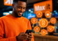 Un utilisateur africain consulte Max it sur son smartphone, l’application qui centralise les services Orange au Cameroun