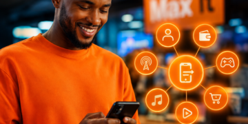 Un utilisateur africain consulte Max it sur son smartphone, l’application qui centralise les services Orange au Cameroun