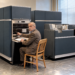 Jacques Perret assis devant un ordinateur IBM 650 dans une salle informatique des années 1950